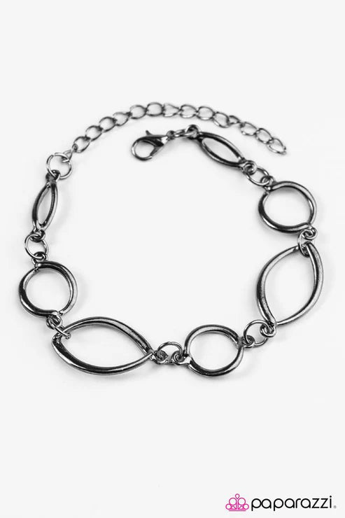 Paparazzi - Daringly Daring - Black Bracelet