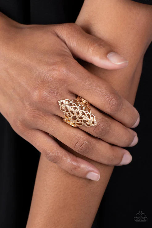 Paparazzi - Curled Crown - Gold Ring