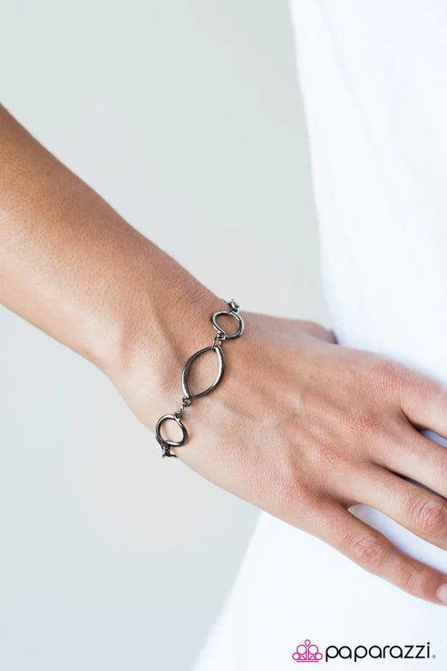 Paparazzi - Daringly Daring - Black Bracelet