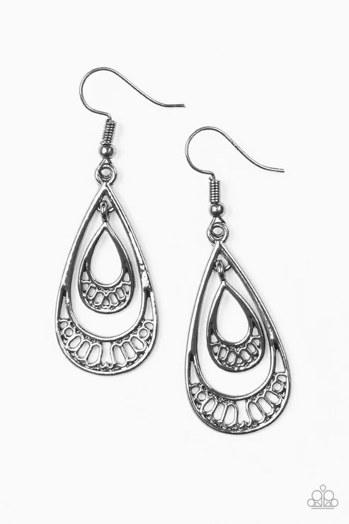 Paparazzi - REIGNed Out - Black Earrings